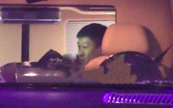 34岁曹云金走出“出轨门”阴影，深夜酒局大醉而归，走路靠人搀扶