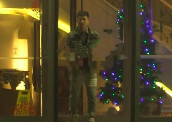 34岁曹云金走出“出轨门”阴影，深夜酒局大醉而归，走路靠人搀扶