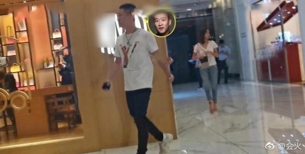 34岁曹云金走出“出轨门”阴影，深夜酒局大醉而归，走路靠人搀扶