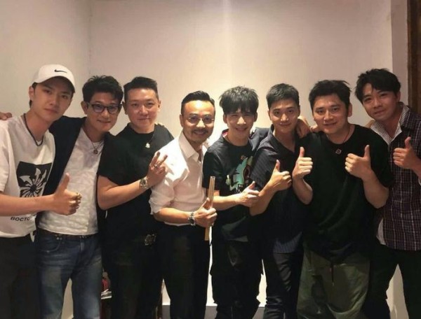 一夜间富翁变负翁! 他们曾是全球最火明星, 却突然穷到连乞丐不如
