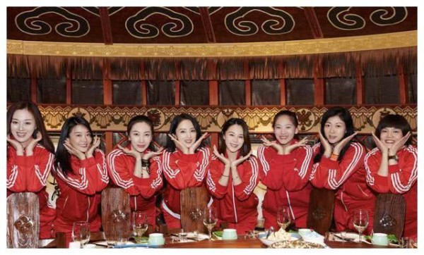董璇晒写真为闺蜜庆生，关悦嫁佟大为12年，做其背后女人惹人羡慕