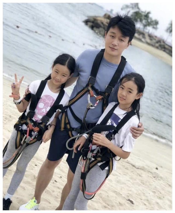 董璇晒写真为闺蜜庆生，关悦嫁佟大为12年，做其背后女人惹人羡慕