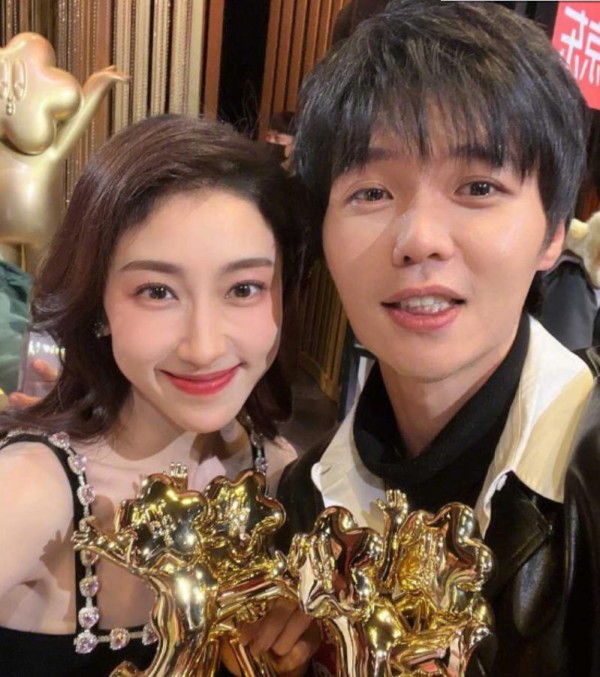 左凌峰张小碗牵手曝恋情，两人皆未官宣分手，前女友发文信息量大
