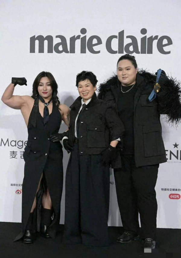 卞瑞英真是胆子大！嘉人之夜排队找刘亦菲合影，上来就说女神溜肩