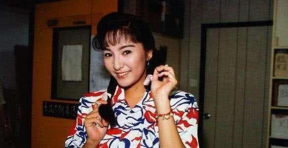 曾和张国荣交往，无名分生下2子后，今53岁过的幸福