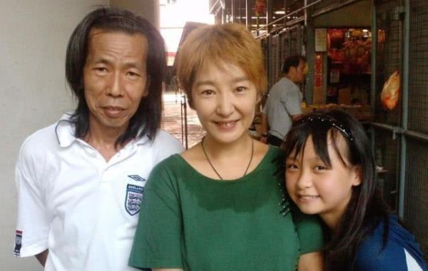 曾和张国荣交往，无名分生下2子后，今53岁过的幸福