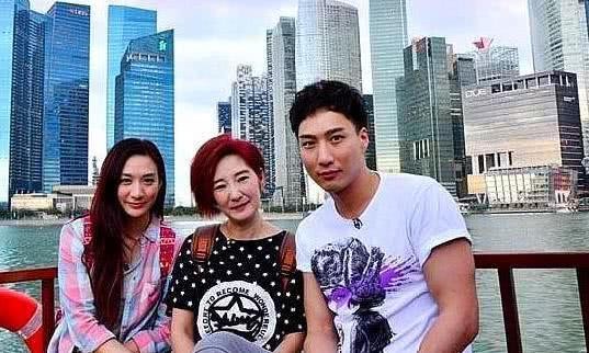 曾和张国荣交往，无名分生下2子后，今53岁过的幸福