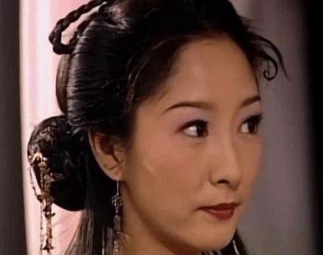 姐姐是成龙前女友，18岁为渣男生子，结婚当天被抛弃，54岁仍单身