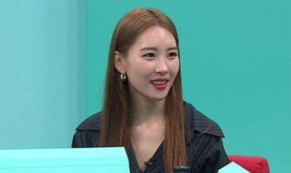 ''韩国第一腿精”宣美，在节目中与经纪人展现友谊
