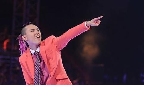 30岁张玮一家生活近照: 歌手老婆漂亮身材好, 女儿长相成谜