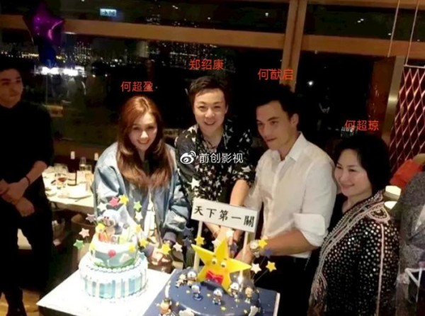 60岁何超琼赴宴参加饭局，获男友人贴脸拥吻，三房子女同框显和谐