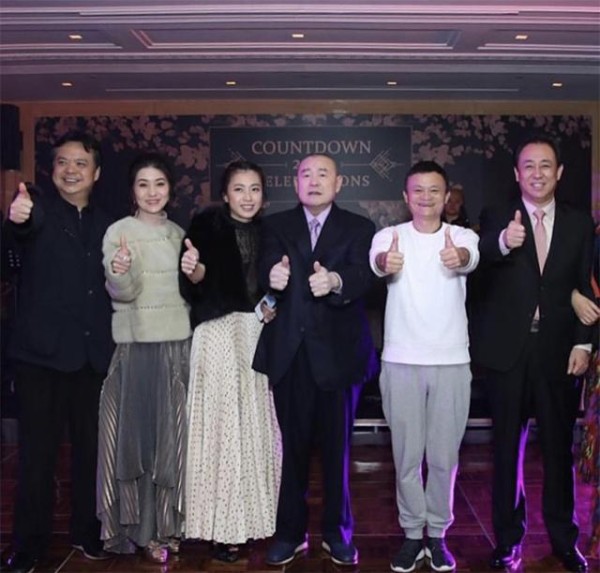 甘比换上小编发，西装配草莓T恤终于高级一次，同框杨千嬅都赢了