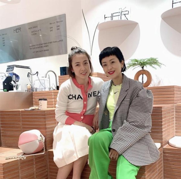 甘比换上小编发，西装配草莓T恤终于高级一次，同框杨千嬅都赢了
