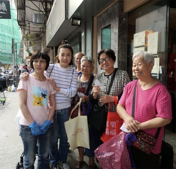 甘比换上小编发，西装配草莓T恤终于高级一次，同框杨千嬅都赢了