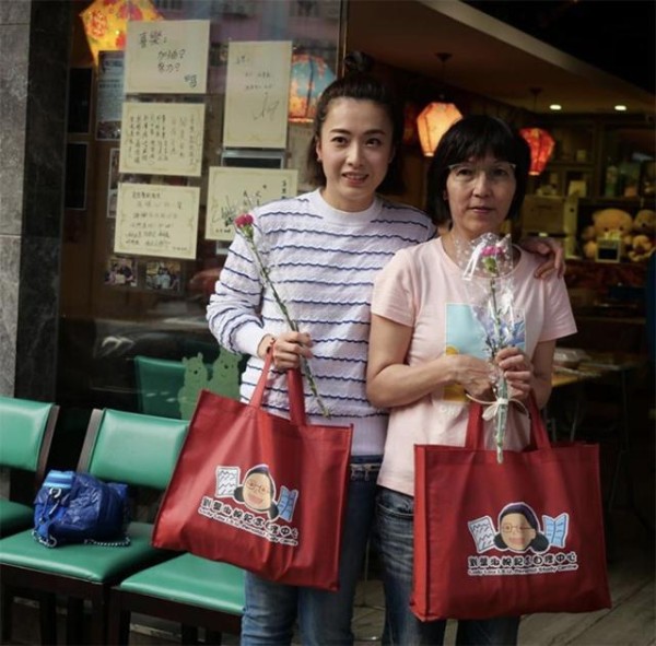 甘比换上小编发，西装配草莓T恤终于高级一次，同框杨千嬅都赢了