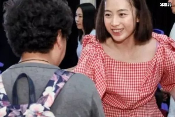甘比自曝怀三胎经历，李嘉欣送上祝福刘銮雄晚年有依靠！