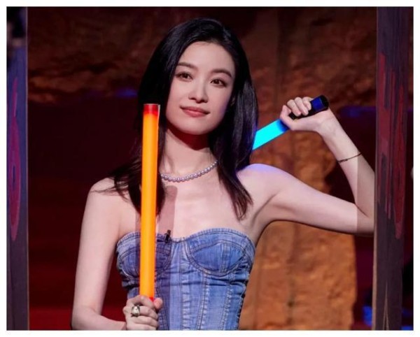 倪妮没挡住水，但下一瞬，她温柔地摸了摸丁程鑫的头，画面超有爱