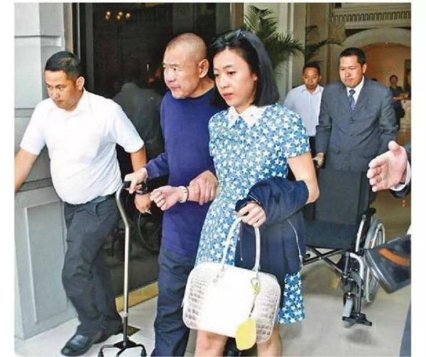 甘比与大刘近照曝光，两人相约共进晚餐，全程牵手感情甜蜜