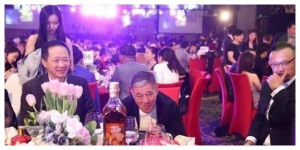 成龙私德备受质疑，人缘为何那么好？刘亦菲的评价一针见血