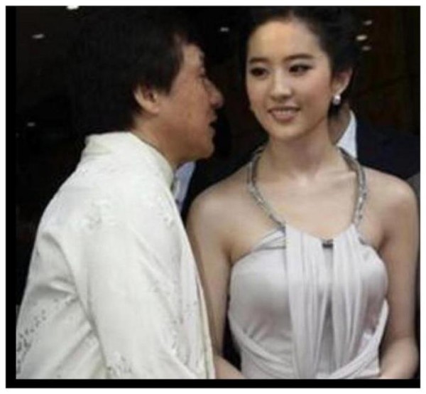 成龙私德备受质疑，人缘为何那么好？刘亦菲的评价一针见血