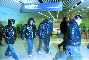8名男子录完口供后走出派出所