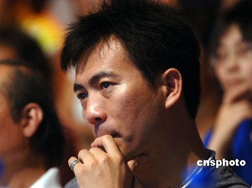 解读黄健翔被娱乐圈"疯抢"本质:一哄而上的恶搞