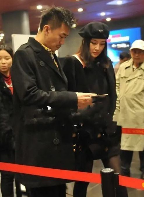 央视名嘴黄健翔，二婚再娶儿女双全，前妻患癌至今还是单身