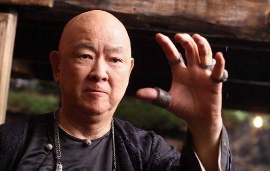 他的功夫超过李小龙，是周星驰的精神偶像，估计很多人都不知道！