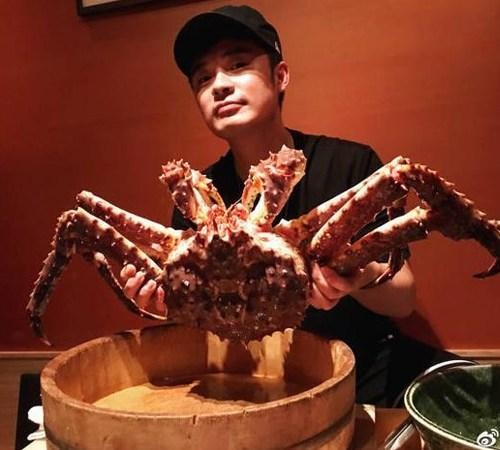 明星吃螃蟹，赵丽颖可爱，王俊凯傻笑，网友：陈赫想当网红吗？