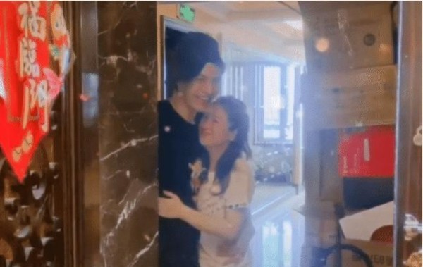 娱乐圈最恩爱的夫妻！曾经靠卖包卖表生存，如今直接翻身成明星！