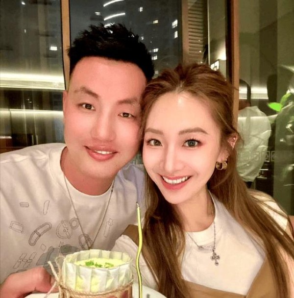 翟晓川庆生，刚现身F1赛场，32岁状态下滑，娇妻太美了-有驾