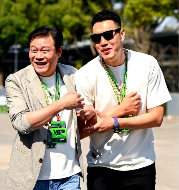 翟晓川庆生，刚现身F1赛场，32岁状态下滑，娇妻太美了-有驾