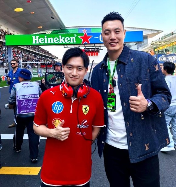 翟晓川庆生，刚现身F1赛场，32岁状态下滑，娇妻太美了-有驾