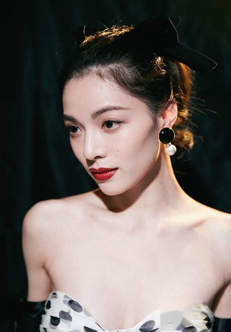 钟楚曦美得像回家一样轻松_多位女明星一同冲上热搜，有被吐槽有被夸，只因微博之夜电影红毯