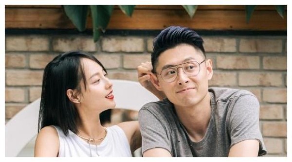 十指相扣已经过时了，张嘉倪夫妇的“大手牵小手”才是真的甜！