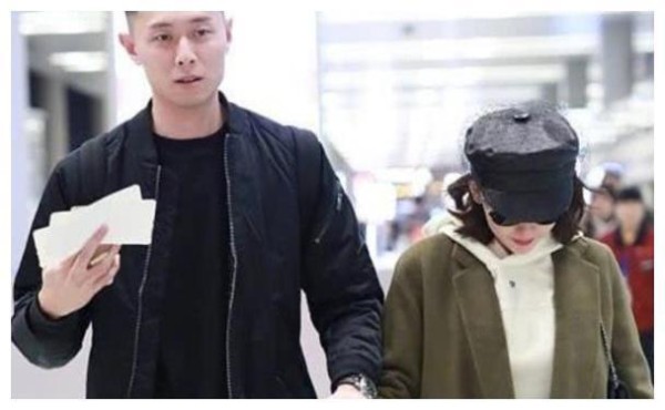 十指相扣已经过时了，张嘉倪夫妇的“大手牵小手”才是真的甜！