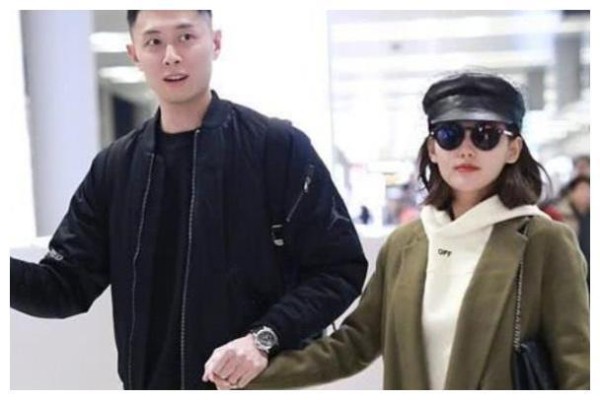 十指相扣已经过时了，张嘉倪夫妇的“大手牵小手”才是真的甜！