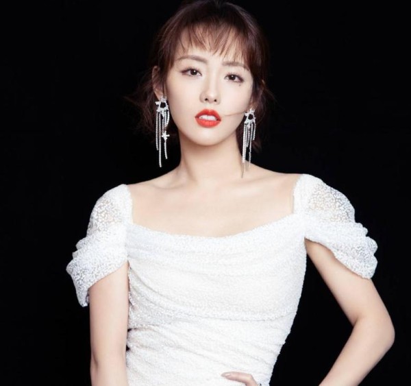 张嘉倪首谈婚变后现状，儿子疑随母姓共同生活，买超携2美女潇洒