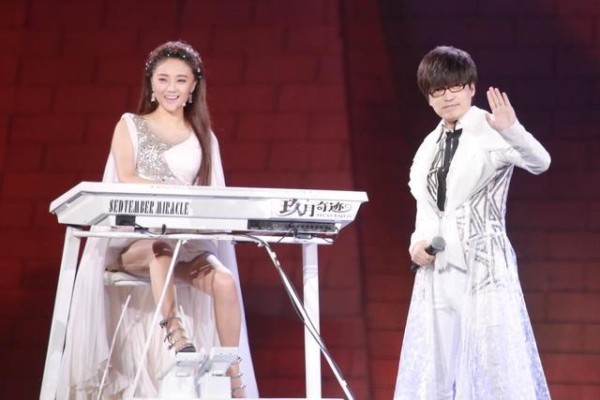 玖月奇迹离婚后首登央视，王小玮与徐子崴默契出演，关系已被曝光