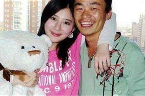 王宝强终于有了新欢，还慷慨送豪车，两人的关系原来早有猫腻