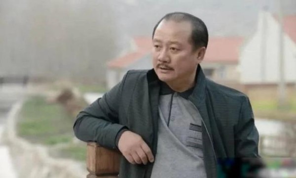 赵本山又一爱徒“作风”出问题？直播间与女歌手互动，动作辣眼睛