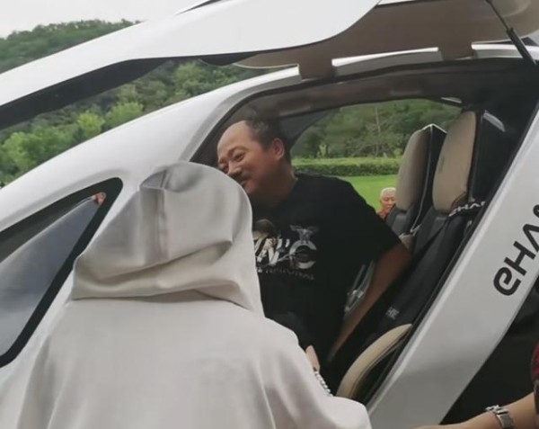 赵本山弟子排场有多大？坐直升机出席活动，开百万豪车成家常便饭