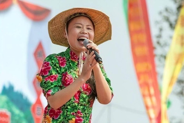 草帽姐婚姻危机升级！丈夫支持前女友威胁妻子，两人被指有私生子