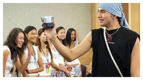 他曾是模特冠军，28岁搭档胡歌走红，如今37岁快被人遗忘