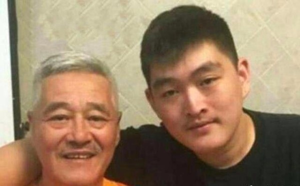 最省心的星二代，父亲是巨星他却为人低调，被偶遇也态度亲和