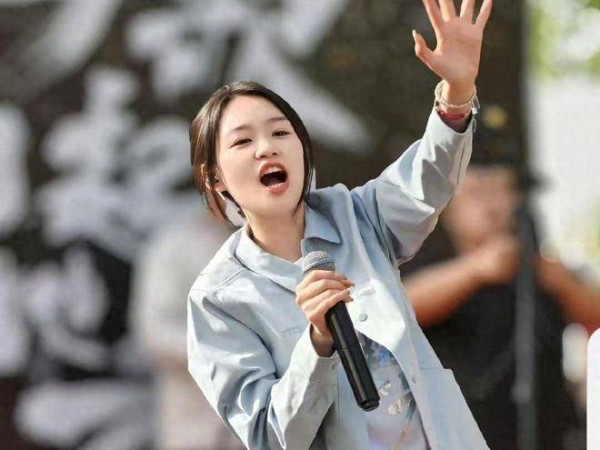 少了几位“贴身朋友”的聒噪，刀郎深圳演唱会终于干净了