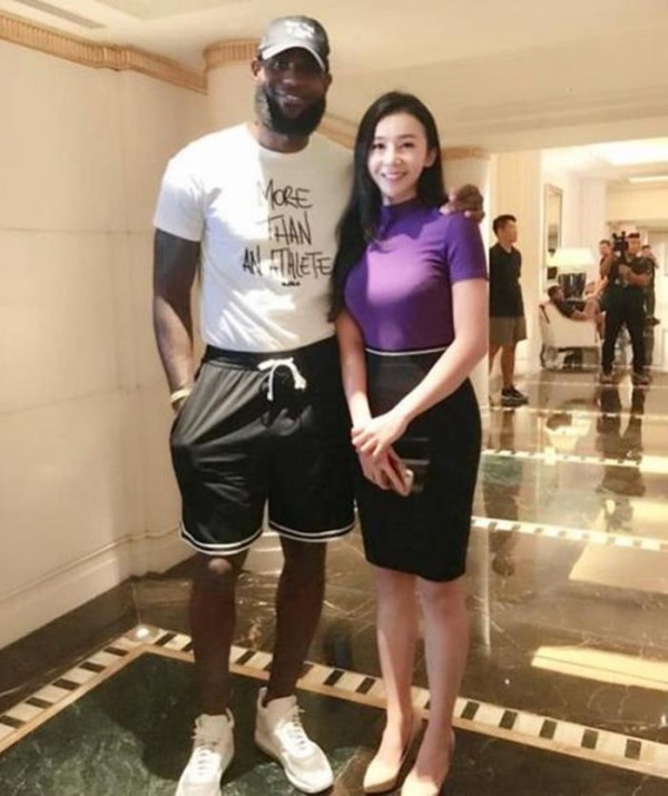 NBA主持人张曼源现状，与多位球员关系融洽，继承妈妈的遗传基因