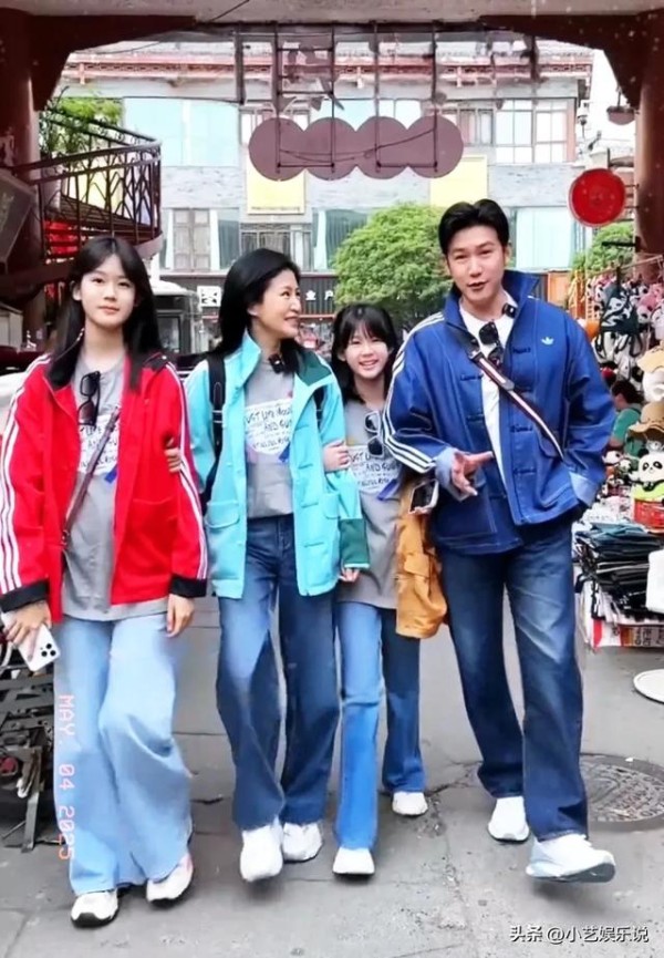 陆毅鲍蕾一家四口甜蜜出游，两个宝贝女儿颜值爆表，太可爱了！