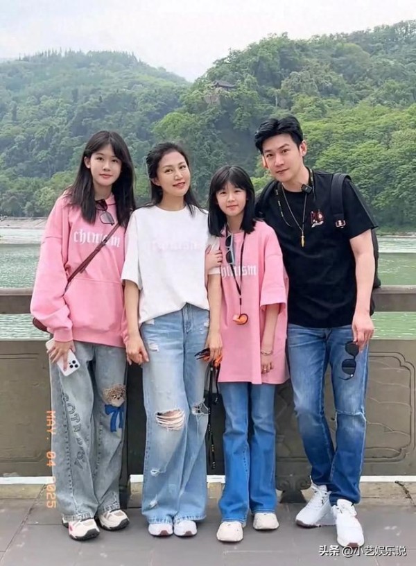 陆毅鲍蕾一家四口甜蜜出游，两个宝贝女儿颜值爆表，太可爱了！