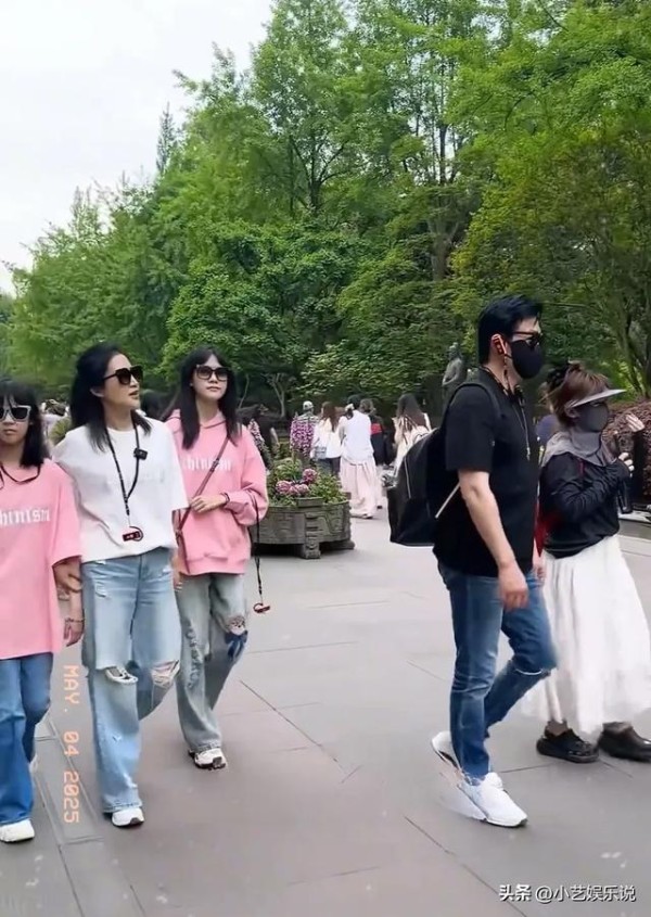 陆毅鲍蕾一家四口甜蜜出游，两个宝贝女儿颜值爆表，太可爱了！